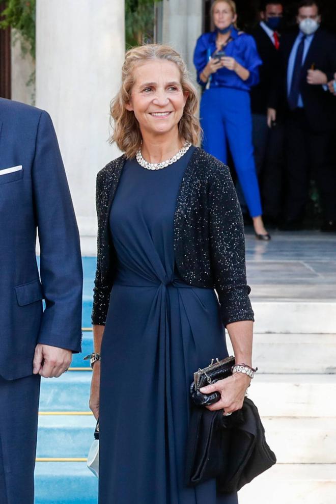 La infanta Elena con vestido azul y chaqueta brillante