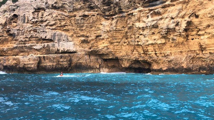 Rescatan en Xàbia a dos piragüistas que se refugiaron del temporal en una cueva del Cap Negre