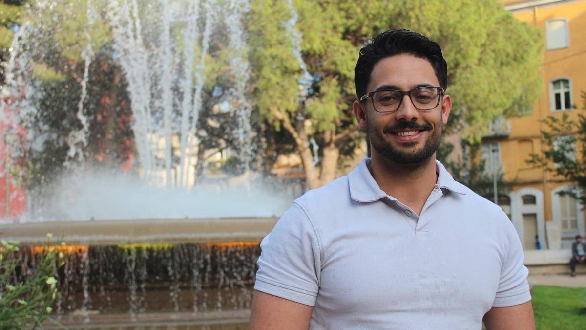 Moha Lalouh candidat a l'alcaldia de Figueres pel 2027, fotografiat a la Font Lluminosa.