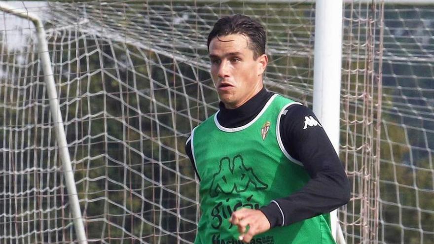 Bernardo conduce el balón durante el entrenamiento de ayer.