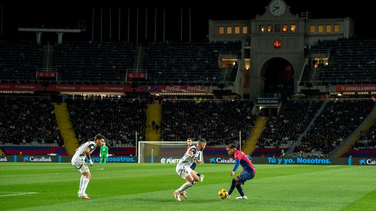 Lamine Yamal, en una jugada de ataque durante el Barça-Valencia en Montjuïc.