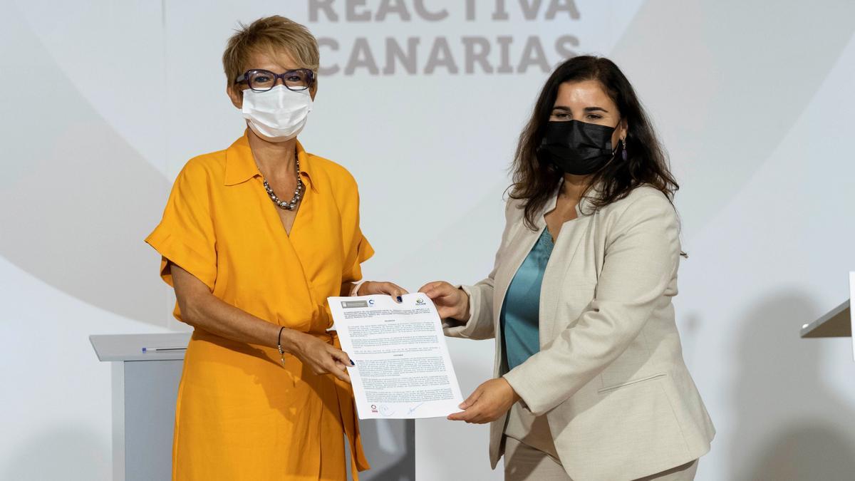 Elena Mánez y María Brito firman el plan extraordinario de empleo social