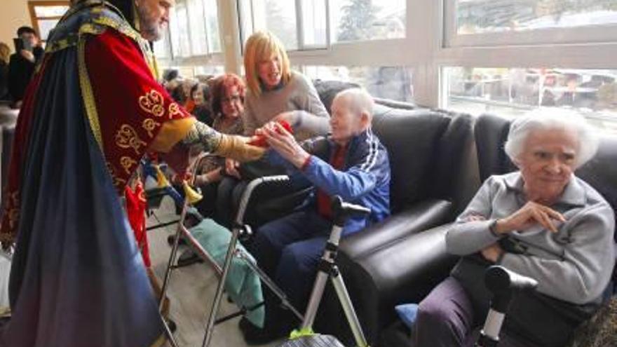 Los Reyes Magos estuvieron con los niños en el Hospital Virgen de los Lirios, antes de desplazarse al centro geriátrico del Preventorio.