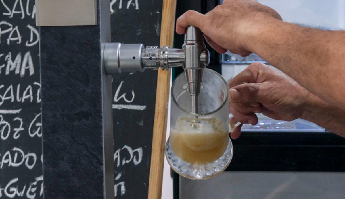 Un camarero llena una jarra de cerveza en un bar del Archipiélago.