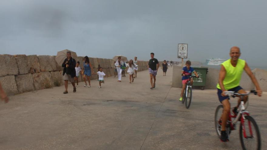 Cierran la escollera del ferri encallado en Dénia por el temporal y por el alud de curiosos