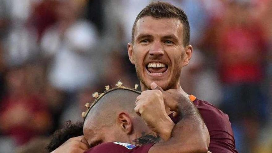 Los futbolistas del Roma festejan uno de los goles.