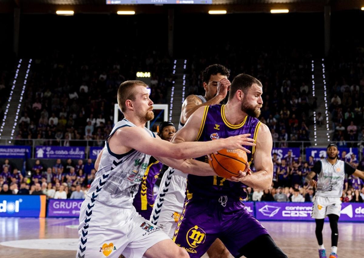Round pelea por hacerse con el balón en el choque disputado en Palencia.