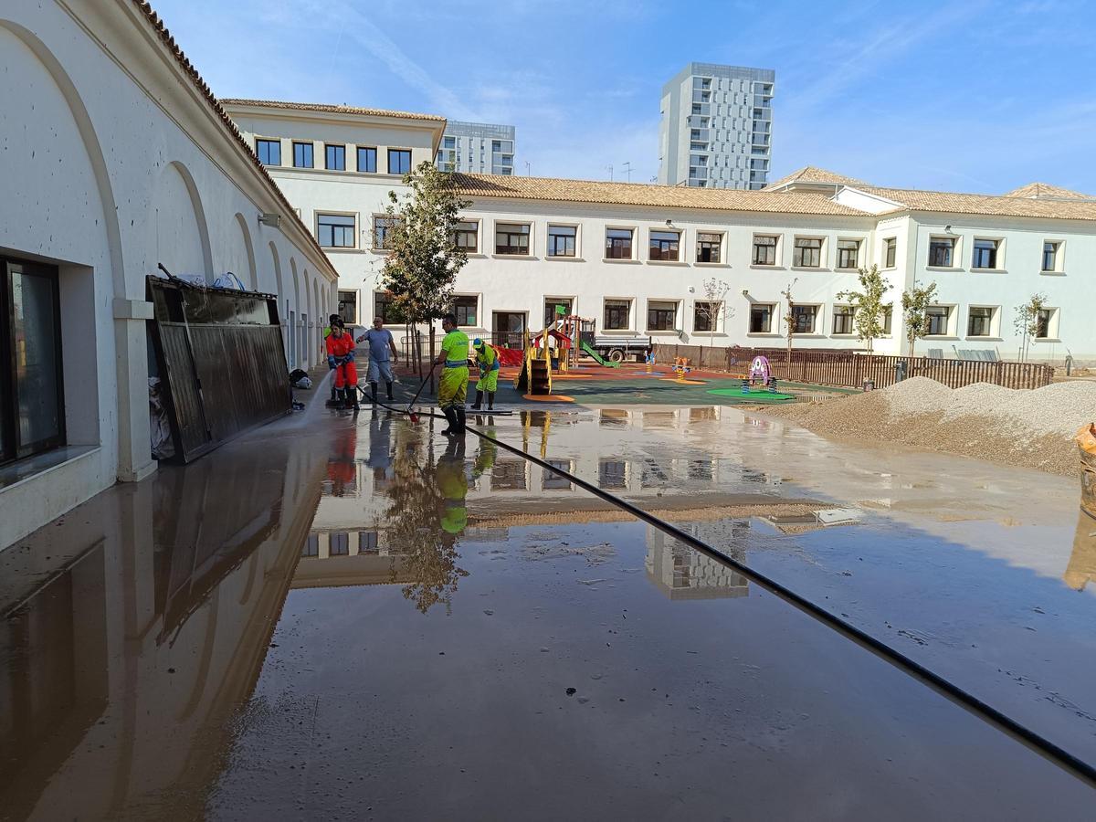 Limpieza del colegio de La Torre.