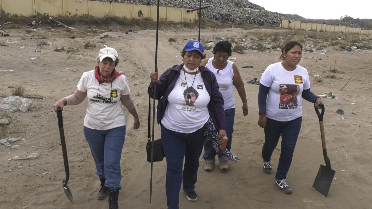 Mujeres del colectivo Solecito buscan a sus desaparecidos en Veracruz.