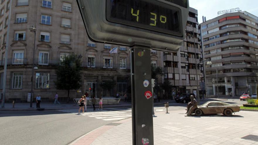 Termómetro callejero que se podía ver en Ourense // J. Regal