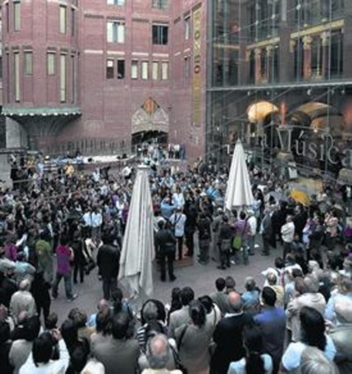 Protesta de membres de l’Orfeó i altres cors del Palau de la Música, ahir. Protesta de membres de l’Orfeó i altres cors del Palau de la Música, ahir.