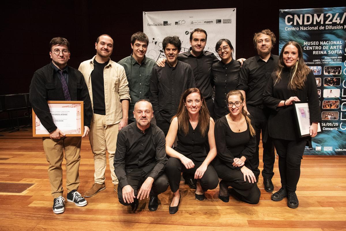 Los galardonados junto al Ensemble Vigo 430