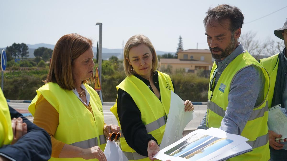 Las diputadas provinciales Reme Mazzolari y Natalia Enguix en una visita a unas obras en la Vall d'Albaida.