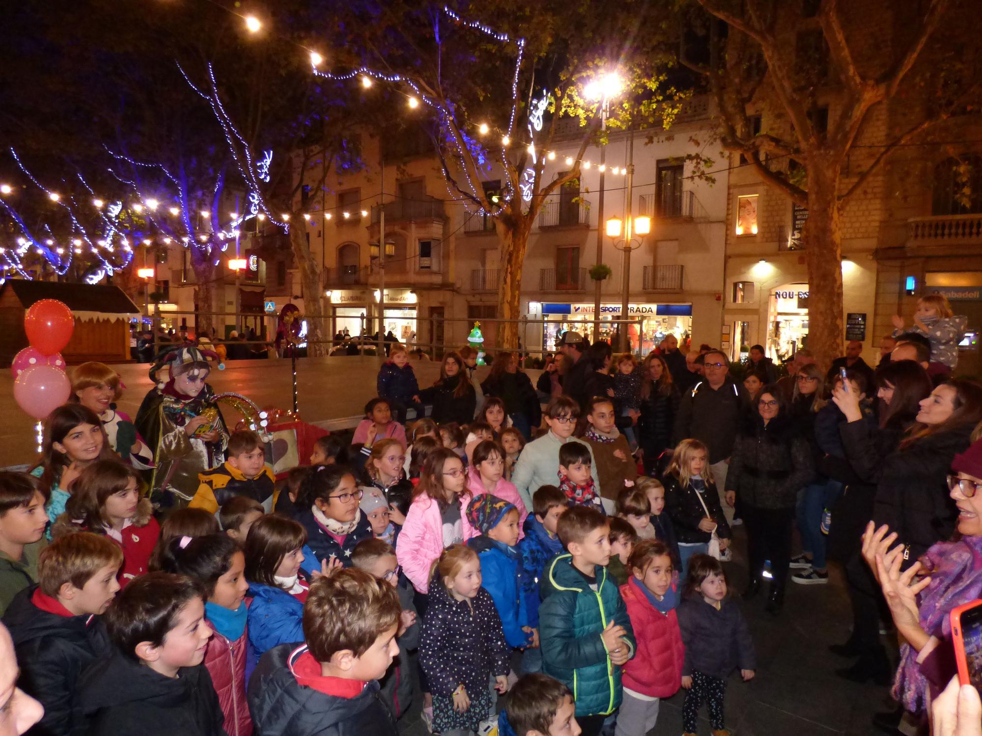 En Fumera, la Nadalina i la Bel inauguren el mercat de Nadal de Figueres