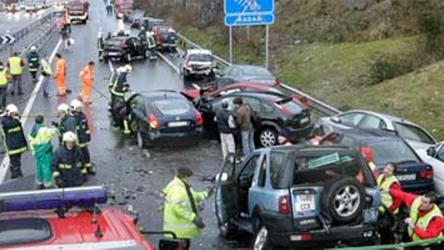 Una colisión en Vizcaya causa 27 heridos e implica a 54 vehículos
