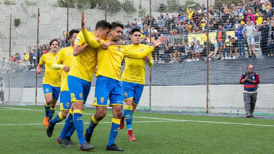 Pablo, abrazado por sus compañeros, tras anotar de penalti.