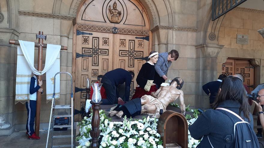 Preparativos para la procesión del Viernes Santo en Gijón