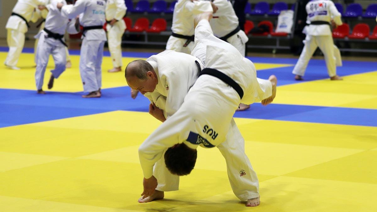 Putin muestra su destreza practicando judo.