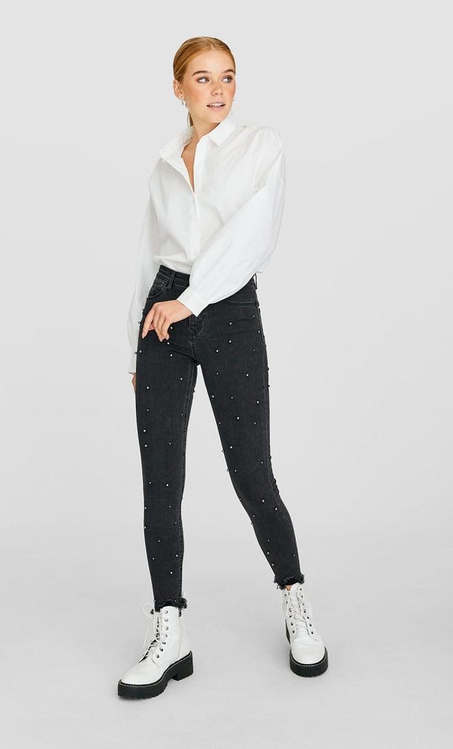 Jeans elásticos con perlas en su tejido