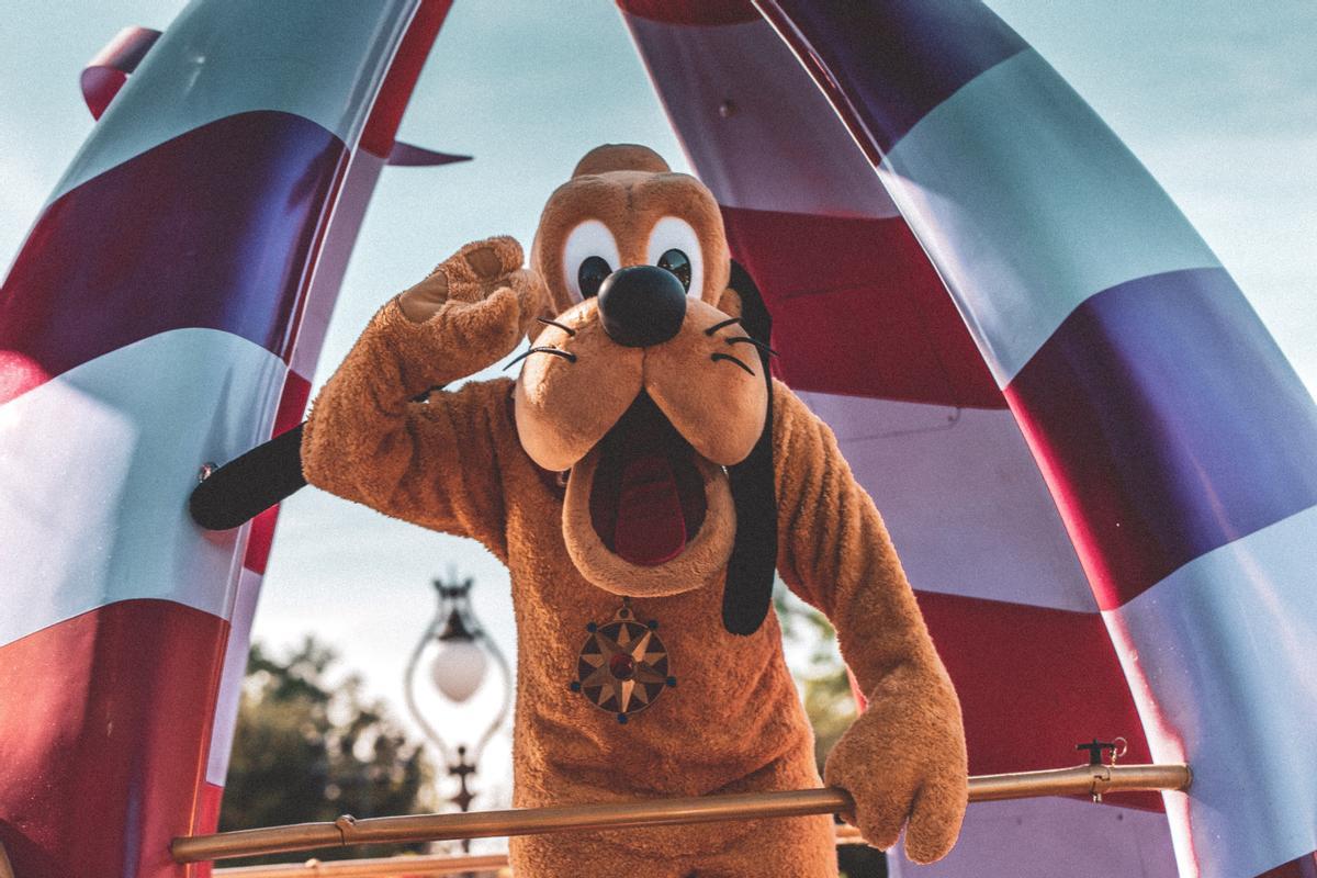 Pluto es uno de los muchísimos personajes a los que puedes conocer en los parques Disney