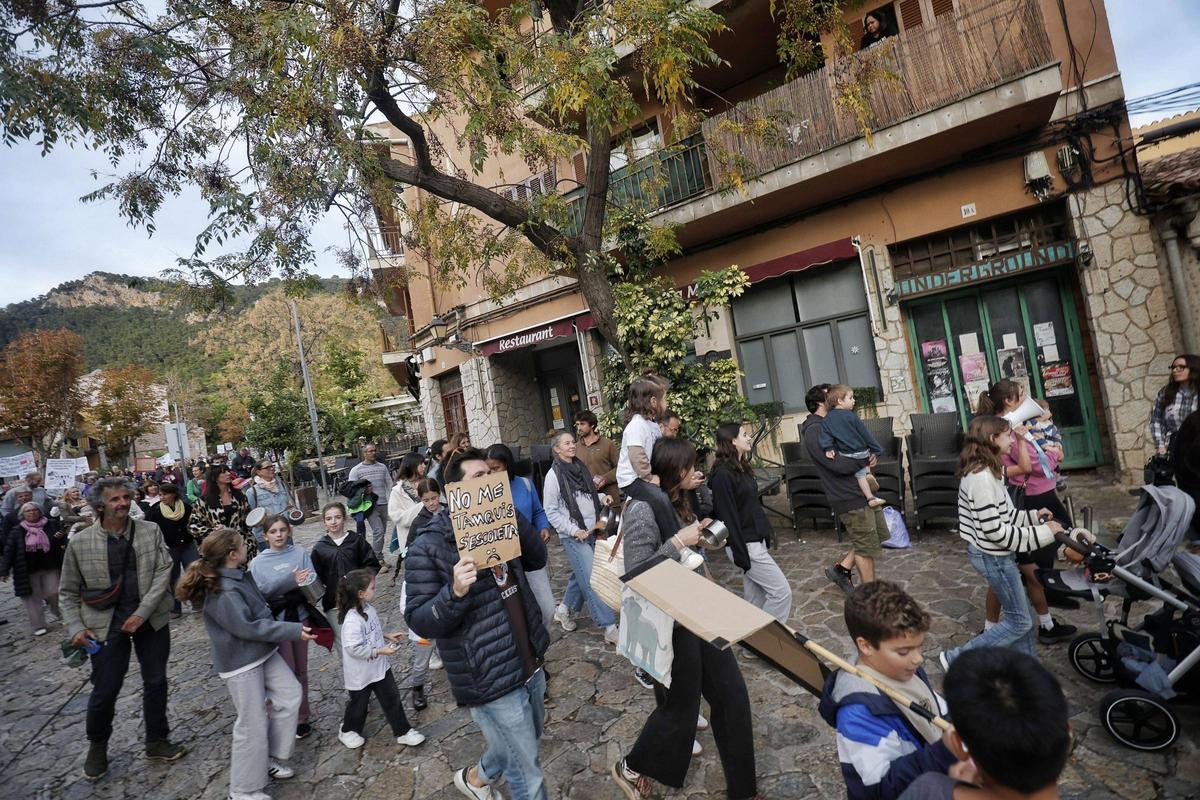 Los vecinos recorrieron el centro de Valldemossa durante su protesta