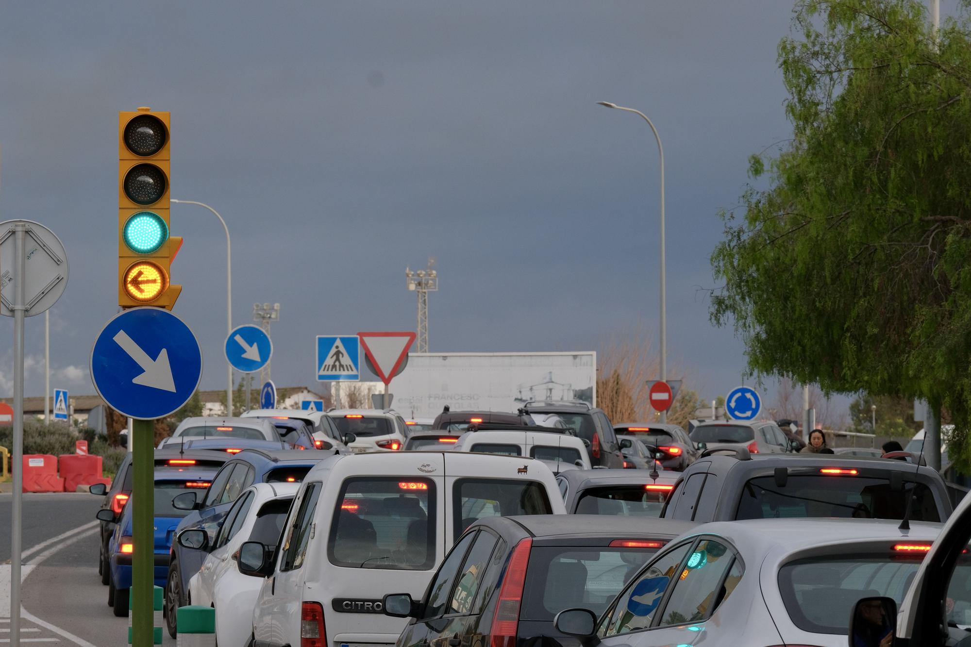 Monumental atasco en la calle Manacor de Palma por las obras de asfaltado