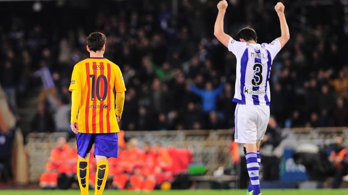 El defensa Mikel González celebra ante Messi el gol de la Real Sociedad en Anoeta.