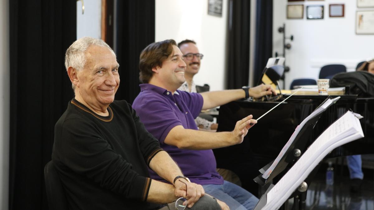 Enthusiastisch: Komponist Antoni Parera Fons (li.) und Pablo Mielgo, Leiter der Sinfoniker (Mi.).