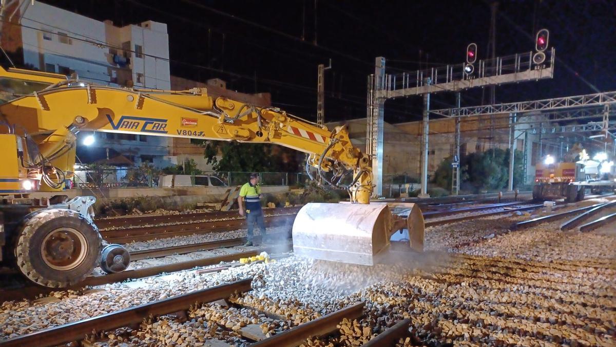 Trabajos de arreglo en las vías dentro del tramo entre Castelló y Tarragona, en una imagen de archivo.