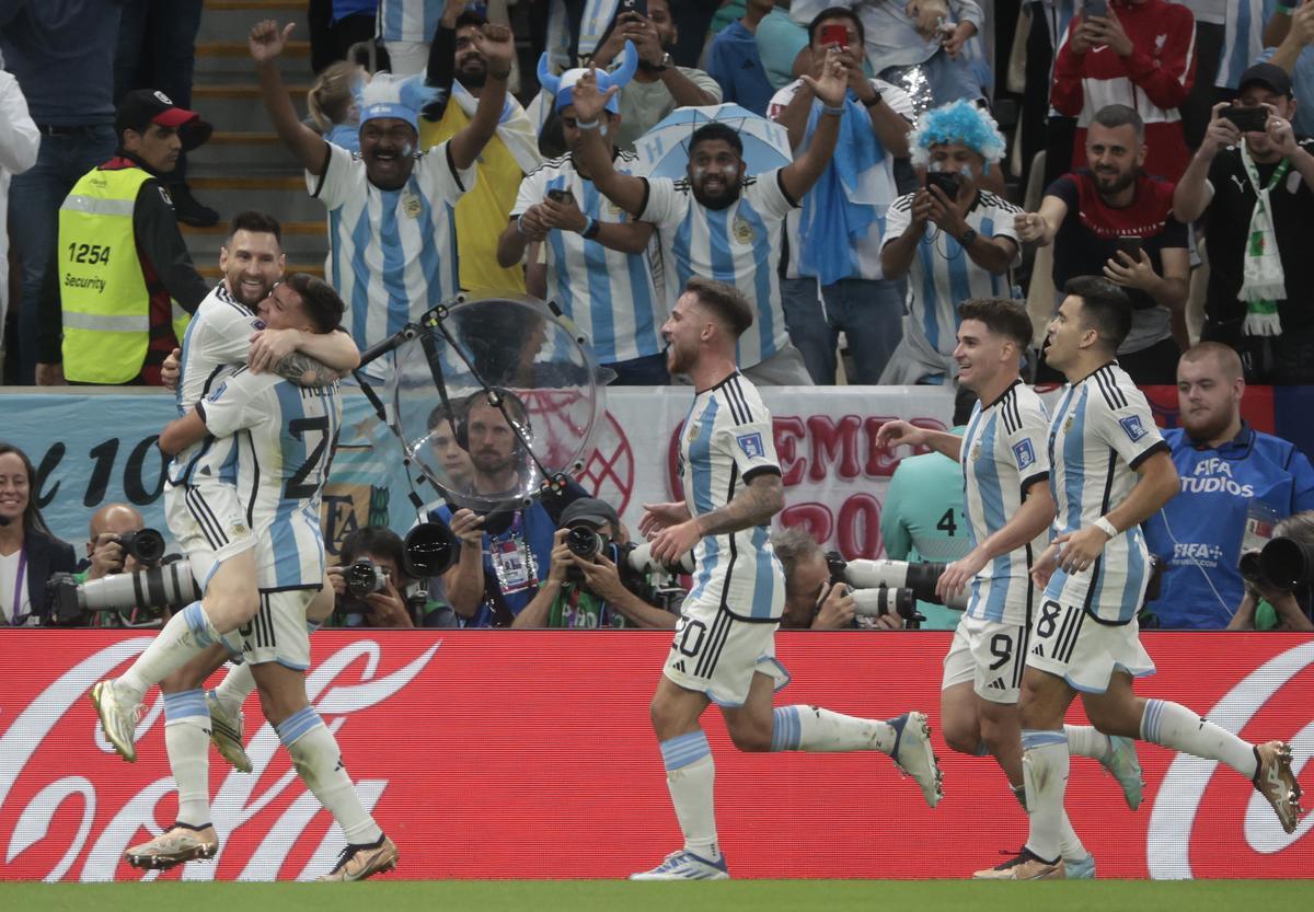 . LUSAIL (CATAR), 09/12/2022.- Jugadores de Argentina celebran un gol hoy, en un partido de los cuartos de final del Mundial de Fútbol Qatar 2022 entre Países Bajos y Argentina  en el estadio de Lusail (Catar) . EFE/Juan Ignacio Roncoroni