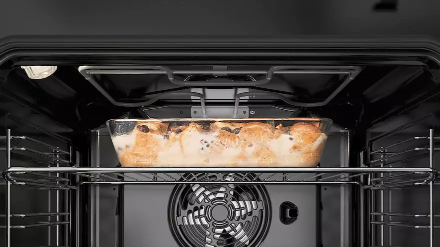 Este horno de Ikea tiene dos bandejas y un espacio considerable.