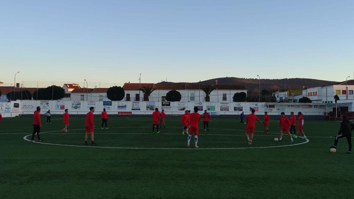 Jugadores del Llerenense, líder del grupo, durante un entrenamiento de esta semana.