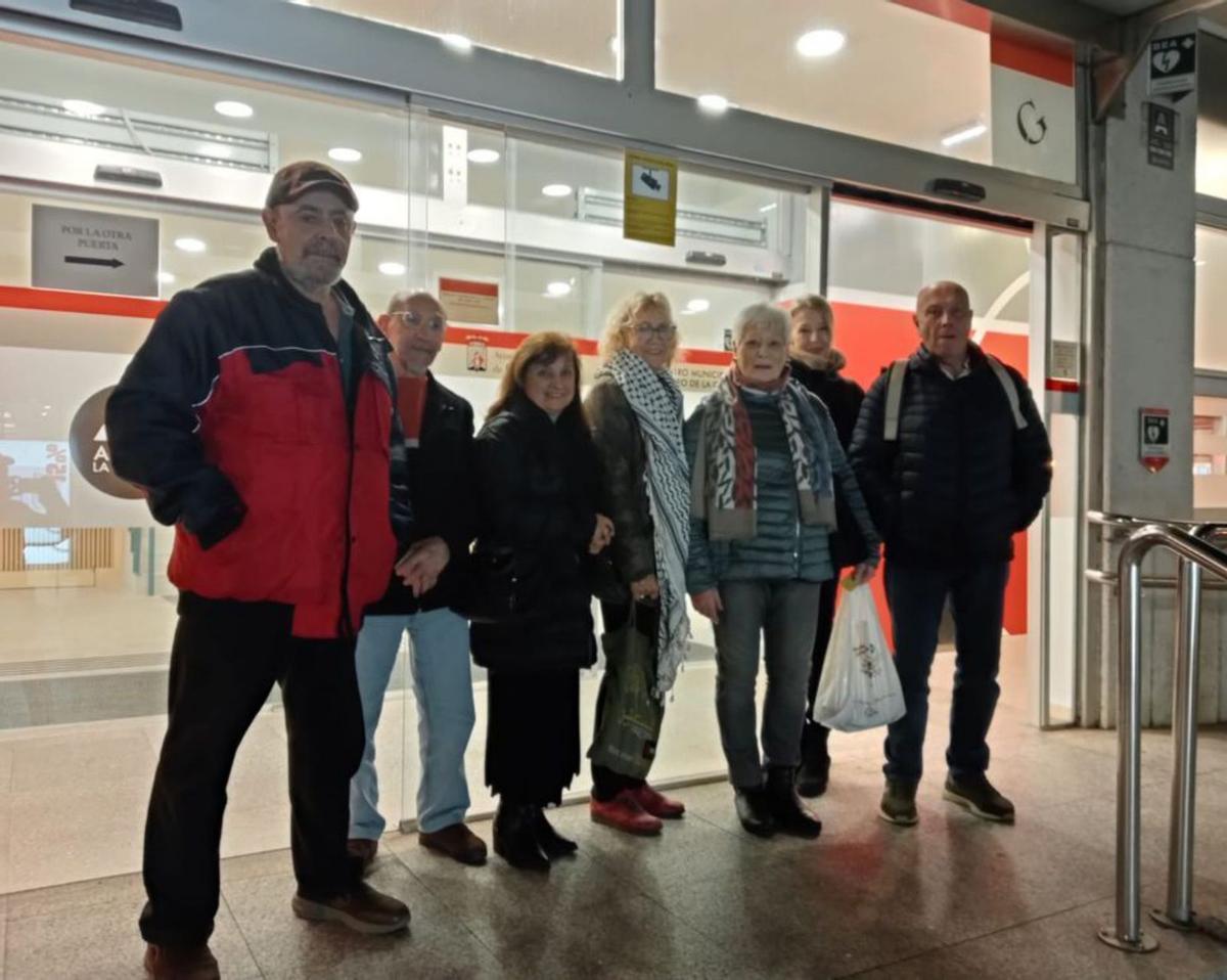 Por la izquierda, José Luis Rodríguez Peón, Manuel Estévez, Pilar Heres, María Dolores Málaga, Francisca Narváez, Cecilia Cañedo y Luis Alfredo Hernández, ayer, en el Ateneo de La Calzada. | LNE