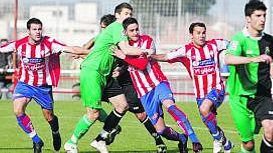 Lorente, a la izquierda, ante el Racing B.