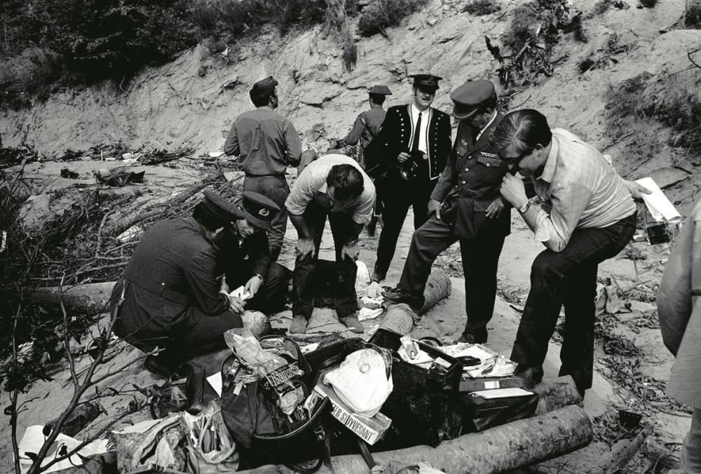 Integrants de l'operatiu de rescat observant algunes de les restes recuperades del lloc de l'accident, el 4 de juliol del 1970