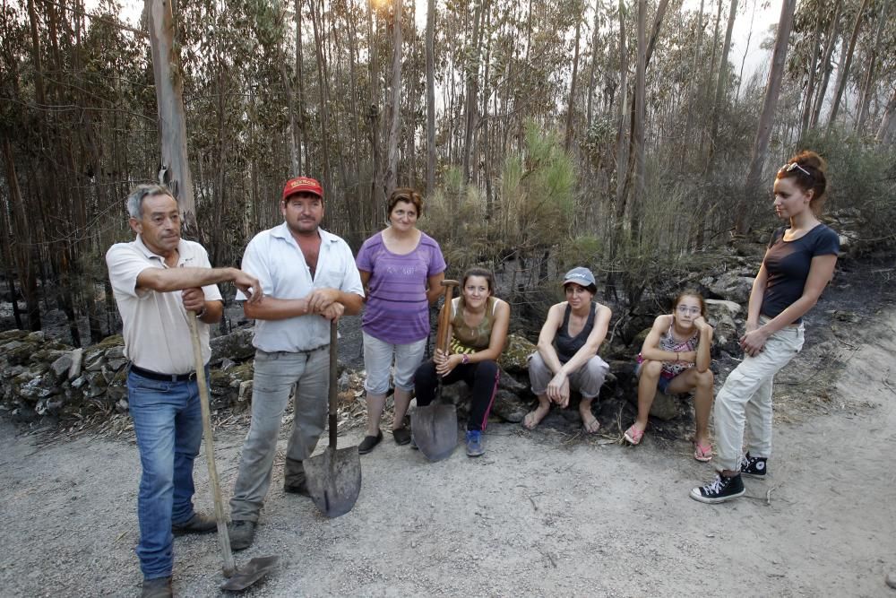 Los medios de lucha contra incendios han conseguido estabilizar el fuego y ha sido desactivada la situación de alerta. Alberto Núñez Feijóo estuvo ayer en Arbo para seguir las labores de los profesion