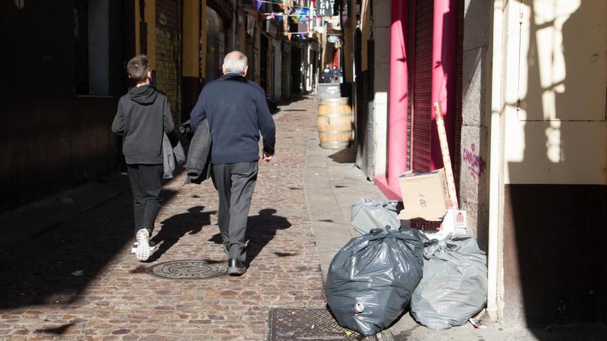 Basura en la puerta de un establecimiento de hostelería.