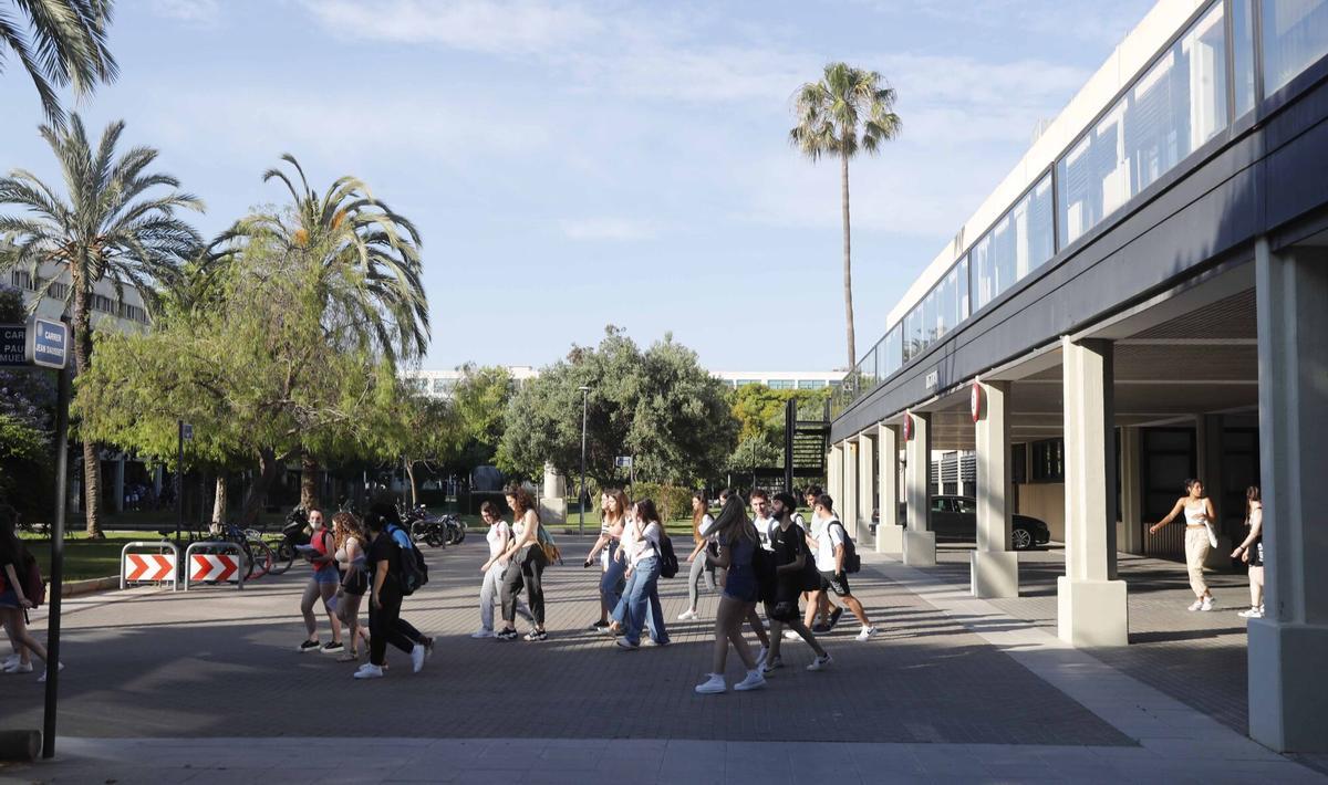 Valencia . Campus de Vera . Selectividad .UPV Universitat Politecnica de Valencia . Escuels Tecnica Superior de Arquitectura ETSA . Inicio de las pruebas de selectividad con la presencia de la vicerrectora de Estudiantes y Emprendimiento Esther Gomez. EDUCACIÓN . EXÁMENES DE LA PAU ( PRUEBAS DE ACCESO A LA UNIVERSIDAD ) . AULAS DE LA UPV . SELECTIVIDAD . ESTUDIANTES DE 2º BACHILLER