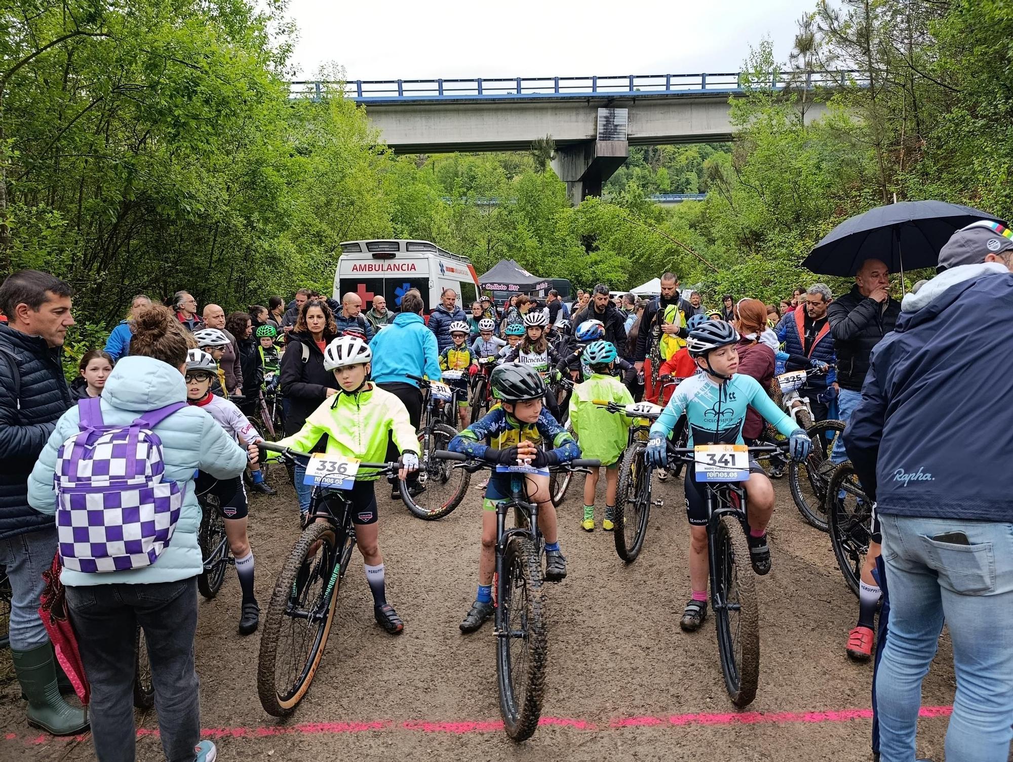 Las jóvenes promesas del ciclismo pedalean en Santa Marina, Siero