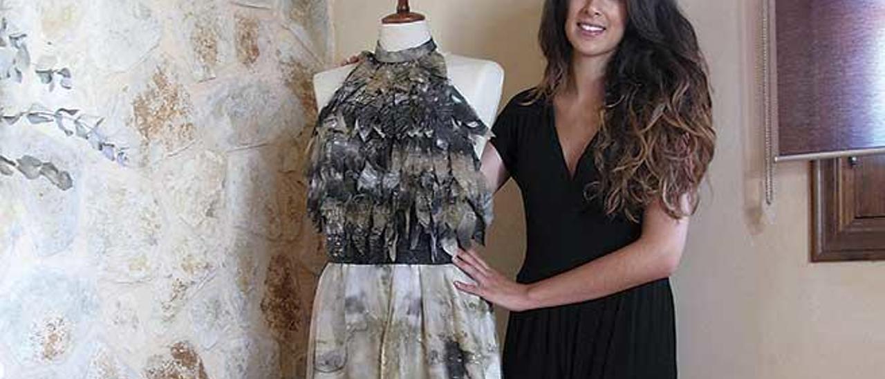 Carla García muestra el vestido escote halter de su colección MÒ.