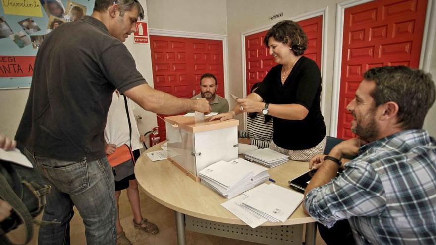 Votaciones en el colegio Santa Ana de Alcoy