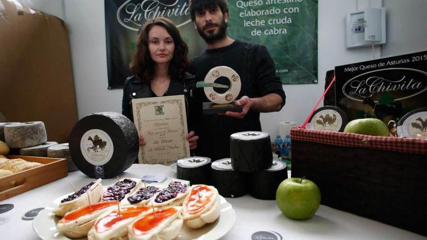 Manuel Gutiérrez, de La Chivita, que ayer recibió el premio al mejor queso de Asturias, y Sara Español.