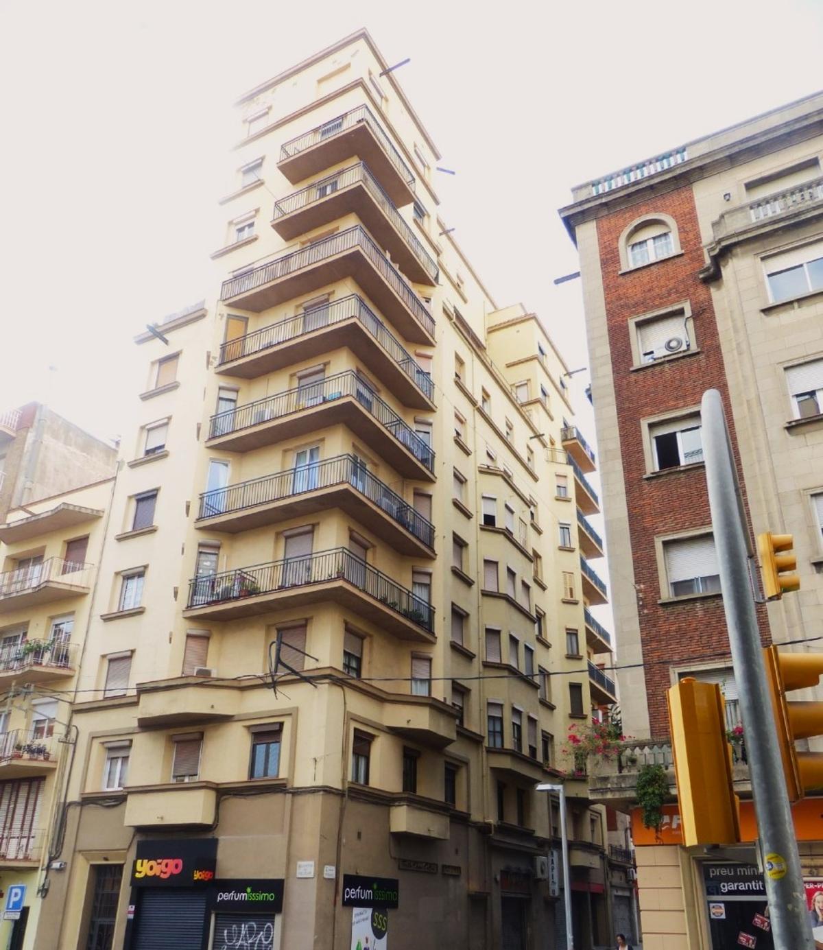 El 'rascacioelos' de Collblanc, obra del arquitecto Ramon Puig i Gairalt.