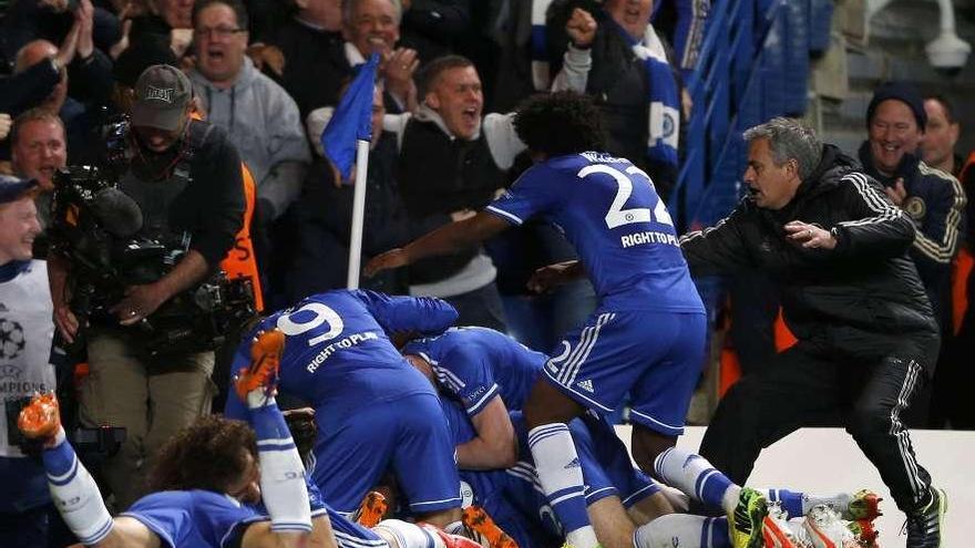 Mourinho acude a la montonera de celebración de sus jugadores. // Stefan Wermuth