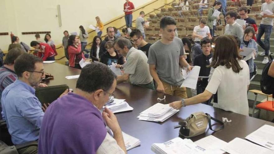 Estudiantes entregan exámenes de Selectividad, ayer en Santiago. // Xoán Álvarez