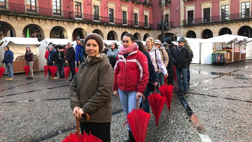 Los artesanos del mercado, ayer por la mañana, con la productora saregana Yaiza Rimada en primer término.