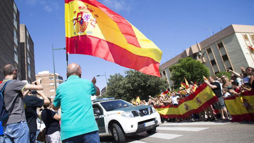 Gritos de &#039;A por ellos&#039; para despedir a la Guardia Civil.