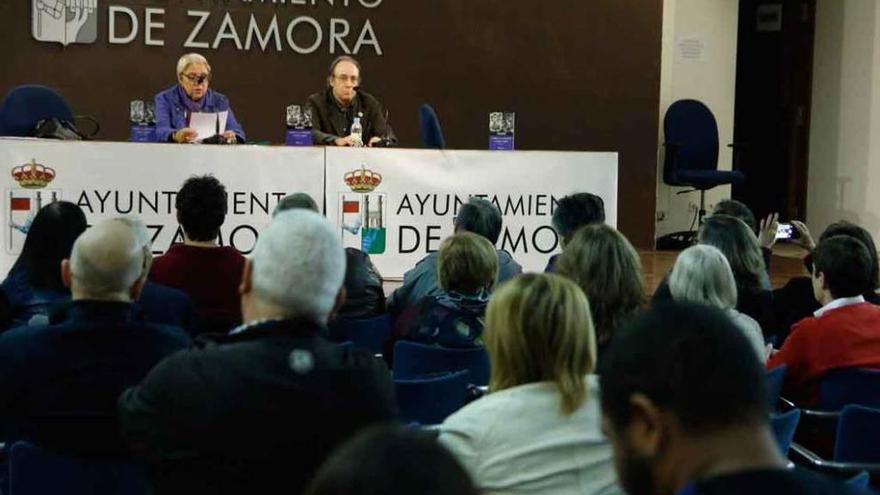 Asistentes a la presentación así como los intervinientes en el acto.