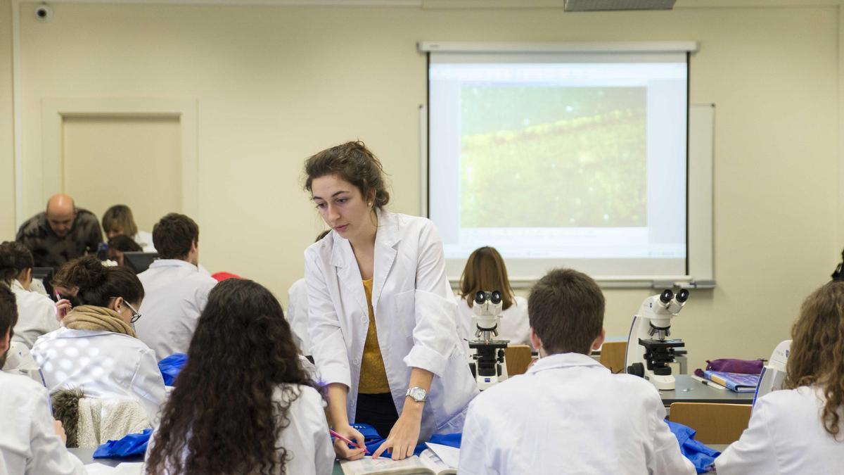 Un grup d'estudiants fent classe a la Universitat de Girona.
