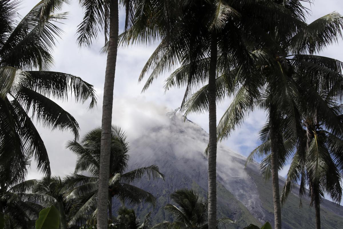 El volcán Mayón sigue activo en Filipinas